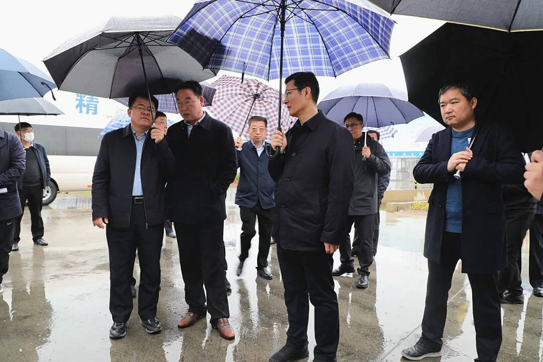 张强冒雨观摩罗庄区人民医院项目